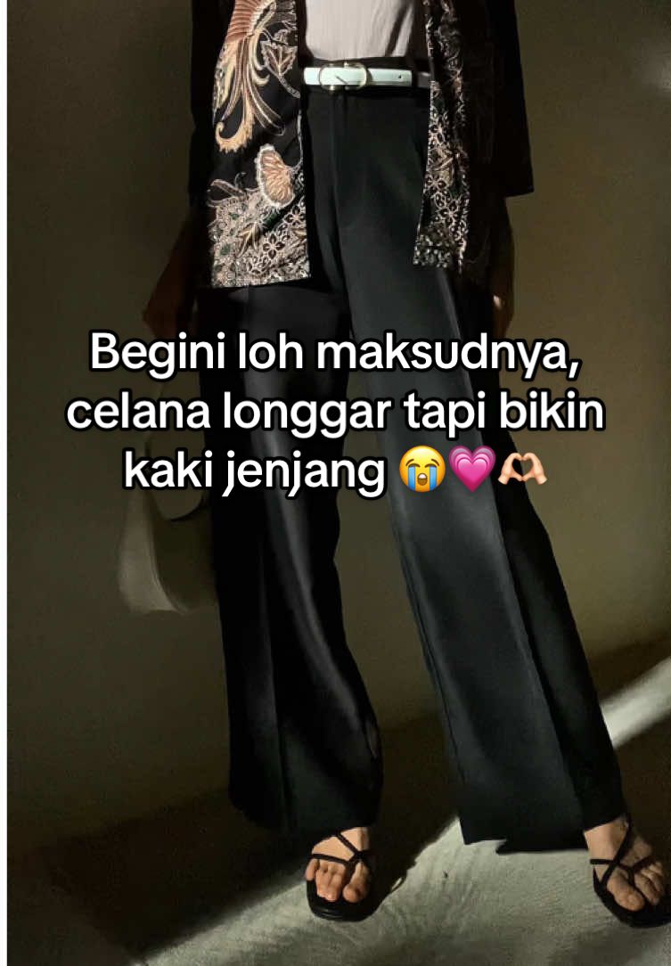 Ga semua celana longgar bikin pendek🫠🫵🏻 contohnya FLARE PANTS satu ini, longgar tapi bikin kaki slim dan jenjang. Tambah belt beh ❤️‍🔥 #flaredpants #highwaist #highwaistpants #rekomendasioutfit #celana 