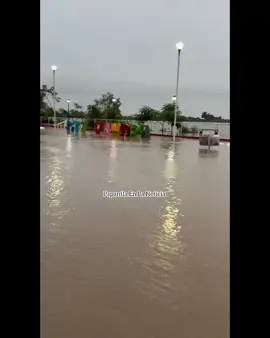 Desde muy temprana hora el Río Tecolutla se desbordó a la altura de la cabecera municipal de Gutiérrez Zamora, en el Estado de Veracruz, ésto a consecuencia de las lluvias registradas en los últimos días.#GutierrezZamora #lluvias #video #trend #viral 