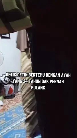 Ayah... 24 tahun kami tumbuh tanpa pelukan ayah.Banyak luka yang nggak sempat sembuh, banyak rindu yang kupendam sendiri.Dan malam ini…akhirnya, kami bisa merasakannya lagi.”🥺🥹 ayah tahukah ayah selama ini  aku jadi tulang punggung keluarga agar ibu dan adik bisa makan, jika aku bercerita mungkin engkau tak kan percaya seberapa hebat dan sabarnya kami , untung Allah kasih kami seorang ibu yang sgat sabar,ayah tau,hal yang paling menyedihkan itu ketika kami dijuluki 