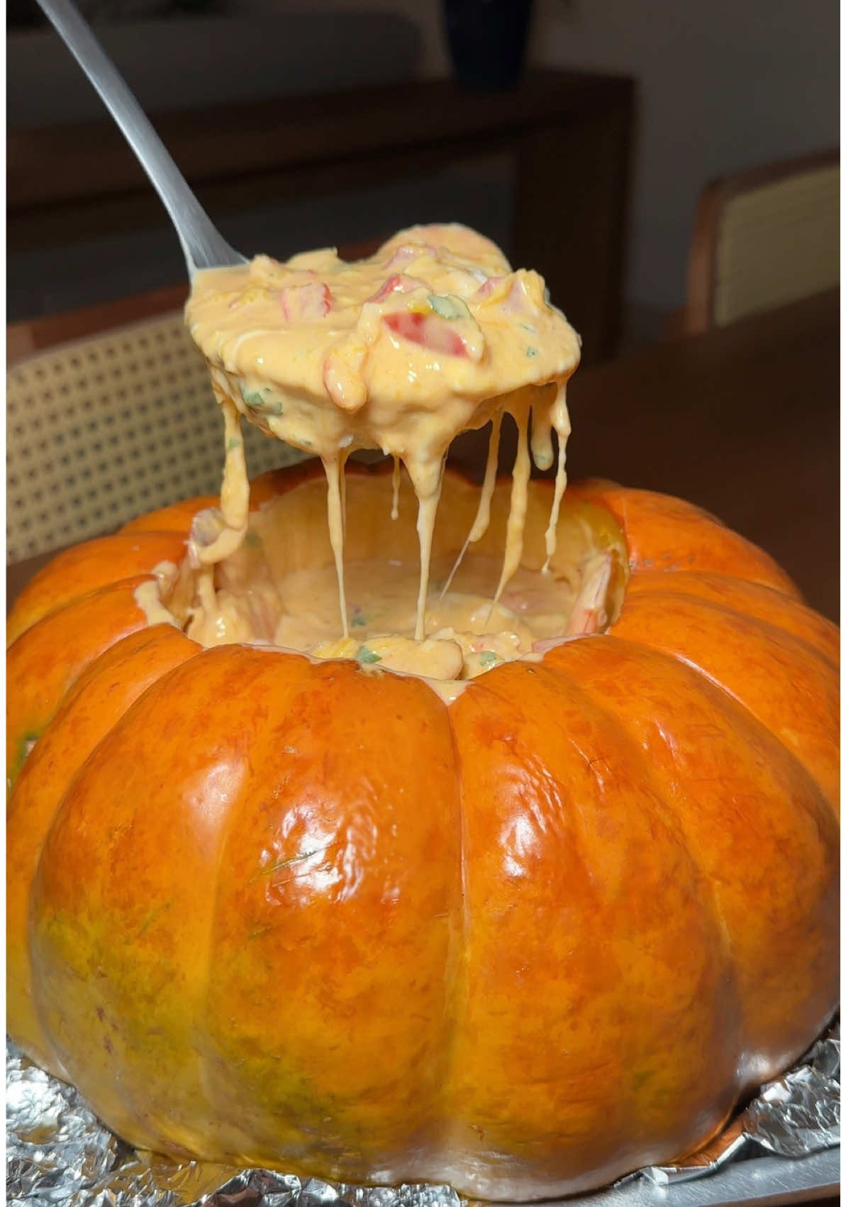 Camarão na Moranga 🎃🦐 1 abóbora moranga grande Tempero da abóbora: 1 colher de sopa rasa de sal 1 colher de sopa rasa de alho Pimenta do reino a gosto Azeite  Para os camarões: 600g camarão  Temperar (limão, São e pimenta do reino) Alho a gosto 1 cebola grande  2 tomates sem semente  200ml leite de coco 400g requeijão cremoso  Abóbora cozida a gosto  1/2 xic Passata de tomate  Salsinha a gosto  Queijo muçarela e batata palha para finalizar  #camarão #camaraonamoranga #tiktokrecipe #tiktokreceita #receitas   