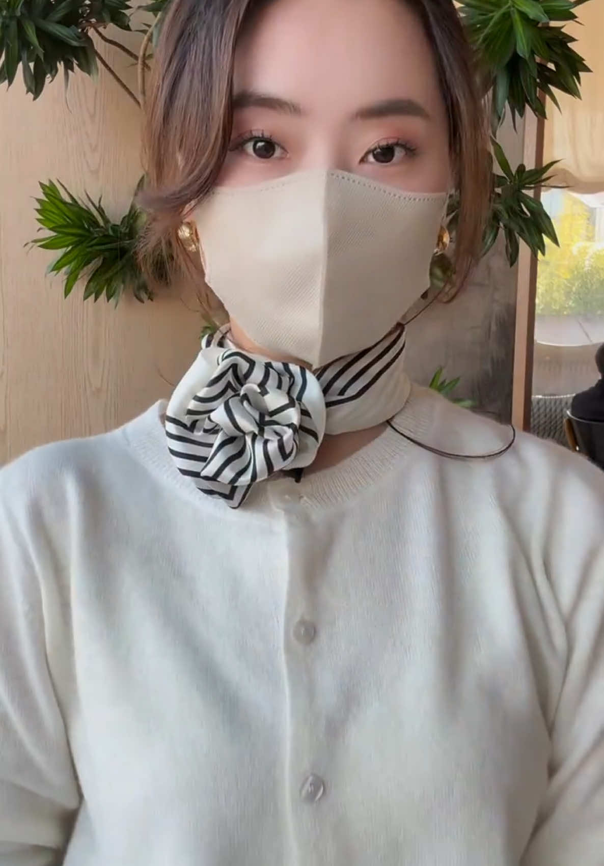 Cách đeo khăn lụa hình bông hoa hồng 😍