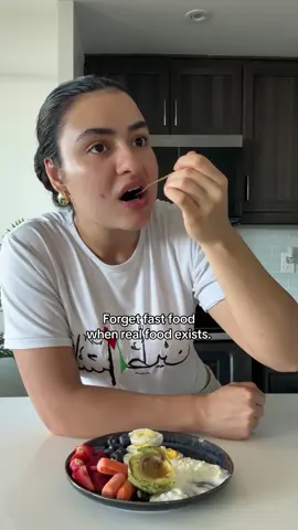 الاكل الصحي هو الوحيد الي رح يفرق معكن ببشرتكم😍 #fruits #skincareroutine #glowingskin #asmr #beautytips 