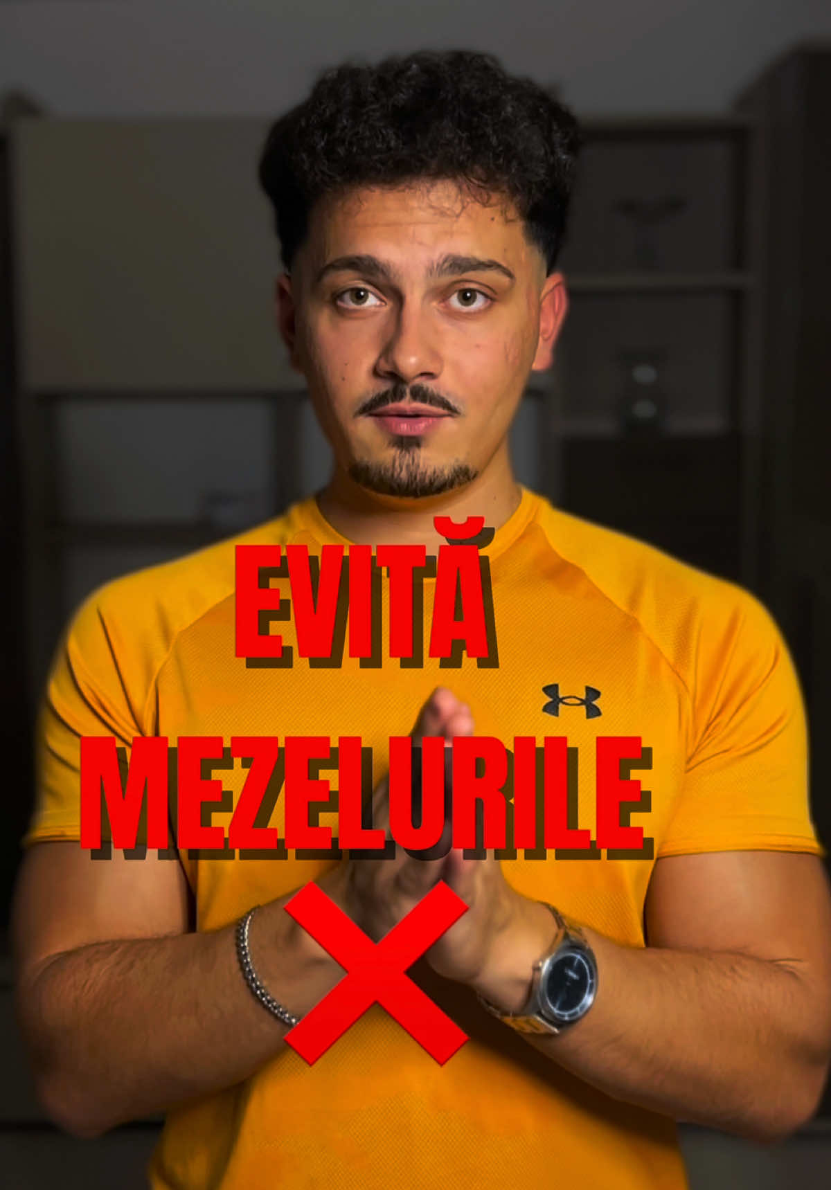 Evita mezelurile cu orice preț!  Dacă bagi așa ceva în corp, o să-ți bubuie inima.  Asta auzi peste tot, dar adevărul e altul: nu toate mezelurile sunt la fel.  Unele sunt gunoaie pline de chimicale, dar altele sunt făcute corect — din carne, condimente și metode de conservare tradiționale. Cum îți dai seama de diferență? Simplu: citește eticheta.  Dacă scrie „100% carne și condimente”, e un produs curat, nutritiv.  Dacă scrie „40% carne” și restul e un roman de aditivi și stabilizatori, ăla e scos din laboratorul lui Dexter. Contează și cum e conservat. Uscare, afumare, fierbere — astea sunt metode naturale, vechi de sute de ani. Iar da, includ și sare. Multă lume o critică, dar sarea e parte din proces, nu problema.  Așa se păstra mâncarea înainte de frigidere, nu cu prafuri și soluții care țin produsul viu pe raft o jumătate de an. Nu te omoară sodiul dintr-o bucată de cârnat bun lângă o omletă sau câteva felii de șuncă de calitate.  Te omoară mizeriile făcute să reziste mai mult decât tine. Nu uita să mă urmărești pentru mai multe sfaturi utile despre slăbire și un stil de viață sănătos!