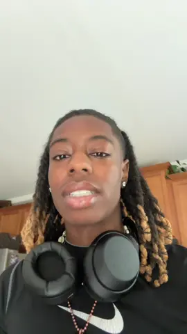 it cant juss be me 😭