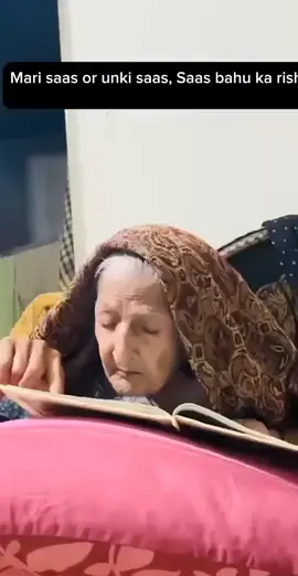 سيدة عجوز تقرأ القرآن 💞💕 وتقبل الموضع الذي فيه ذكر الرسول- صلى الله عليه وسلم -