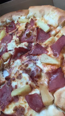 Padaan po, sabay sabay tayong magcrave🍕#PizzaHutPH #CheeseStuffedCrust #couplencer #cravings #fyp @Pizza Hut 