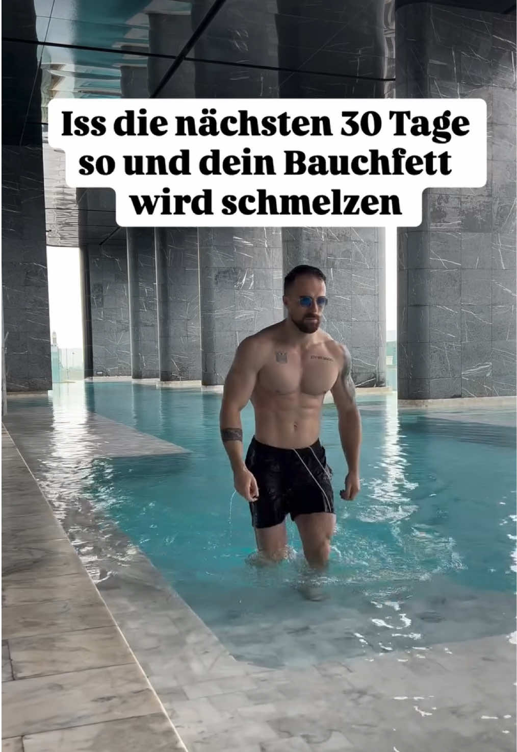 So verlierst du nachhaltig Fett, hältst Energie & Fokus im Alltag. ✅ Vergiss nicht, dieses Reel zu speichern & @robhueskes für mehr Abnehm- & Ernährungstipps zu folgen!  🍳 Frühstück (2 Optionen) 1️⃣ High-Protein-Haferflocken-Bowl 60 g Haferflocken 130 ml ungesüßte Mandelmilch 1 Scoop Vanille-Whey (ca. 30 g) 100 g gefrorene Beeren 15 g Nussmus deiner Wahl ≈ 460 kcal | 38 g Protein 2️⃣ Rührei-Avocado-Toast 3 Eier + 100 g Eiklar 2 Scheiben Vollkorntoast ½ Avocado 1 TL Olivenöl ≈ 480 kcal | 36 g Protein ⚡️ Zwischenmahlzeit (2 Optionen) 1️⃣ Protein-Shake + Banane + Kaffee Latte  1 Scoop Whey (30 g) 1 Banane 1 Kaffee Latte mit 150 ml fettarmer Milch ≈ 330 kcal | 35 g Protein 2️⃣ Vollkornbrot mit Frischkäse, Hähnchen & Gemüse 2 Scheiben Vollkornbrot 80 g körniger Frischkäse 80 g Hähnchenaufschnitt Tomate & Gurke ≈ 340 kcal | 32 g Protein 🍽️ Mittagessen (2 Optionen) 1️⃣ Caesar-Protein-Wrap 2 Vollkorn-Wraps 120 g Hähnchenbrust Romanasalat, Parmesan, Creme fraîche light ≈ 520 kcal | 45 g Protein 2️⃣ Lachs mit Süßkartoffeln & Gemüse 150 g Lachs 200 g Süßkartoffeln 1 Handvoll Brokkoli oder grünes Gemüse 1 TL Olivenöl ≈ 550 kcal | 42 g Protein 🌙 Abendessen (2 Optionen) 1️⃣ Griechischer Joghurt mit Blaubeeren & Honig + Nüssen 250 g griechischer Joghurt (2–5 %) 50 g Blaubeeren 10 g Honig 15 g Walnüsse ≈ 420 kcal | 35 g Protein 2️⃣ Griechischer Salat mit Hähnchen & Feta 120 g Hähnchenbrust 50 g Feta Paprika, Gurke, Tomate 1 TL Olivenöl ≈ 410 kcal | 40 g Protein 📲 Schreib mir „BAUCH“, wenn du dir eine alltagstaugliche Strategie wünschst, mit der du Bauchfett verlierst – ohne zu hungern! #abnehmenohnezuhungern #fettabbau #bauchfett #abnehmen #bauchfettweg 