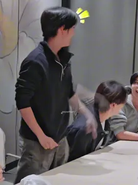 โครตตลกกก55555 ( #thaichayanon @THAI BUS #copperdechawat @COPPER BUS #phutatchai @phutatchai #peemwasu @PEEMWASU )