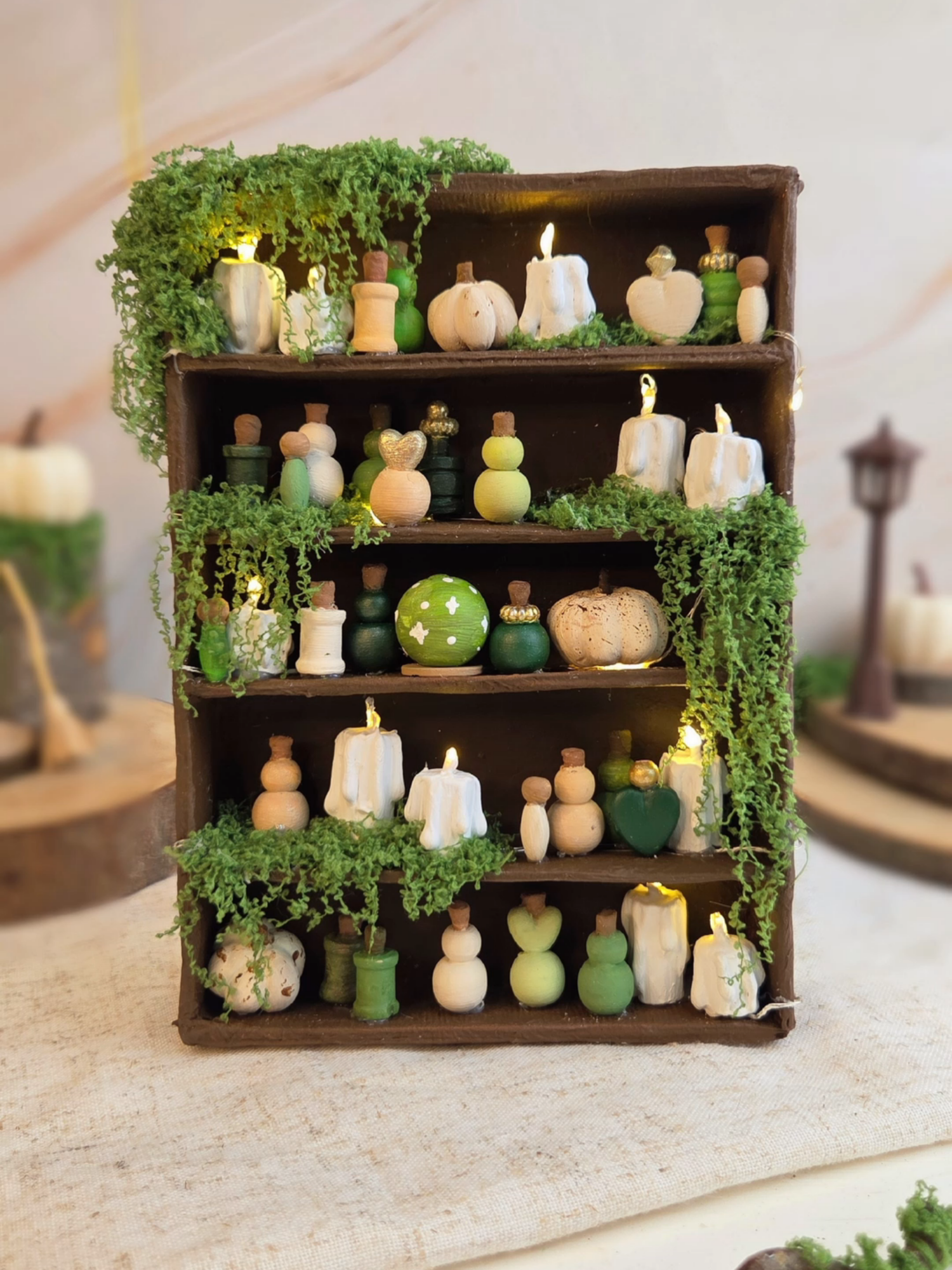 DIY Zauberregal basteln 🌙🔮☺️ Bastelidee für eine magische Dekoration für die Herbst und Halloweenzeit. Im Abendlicht fängt die Halloweendeko an zu strahlen und bringt so eine magische Stimmung  in unser Zuhause.☺️ #halloweencraft #magie #herbstdeko #bastelideen #miniatur #halloween #DIY #deko