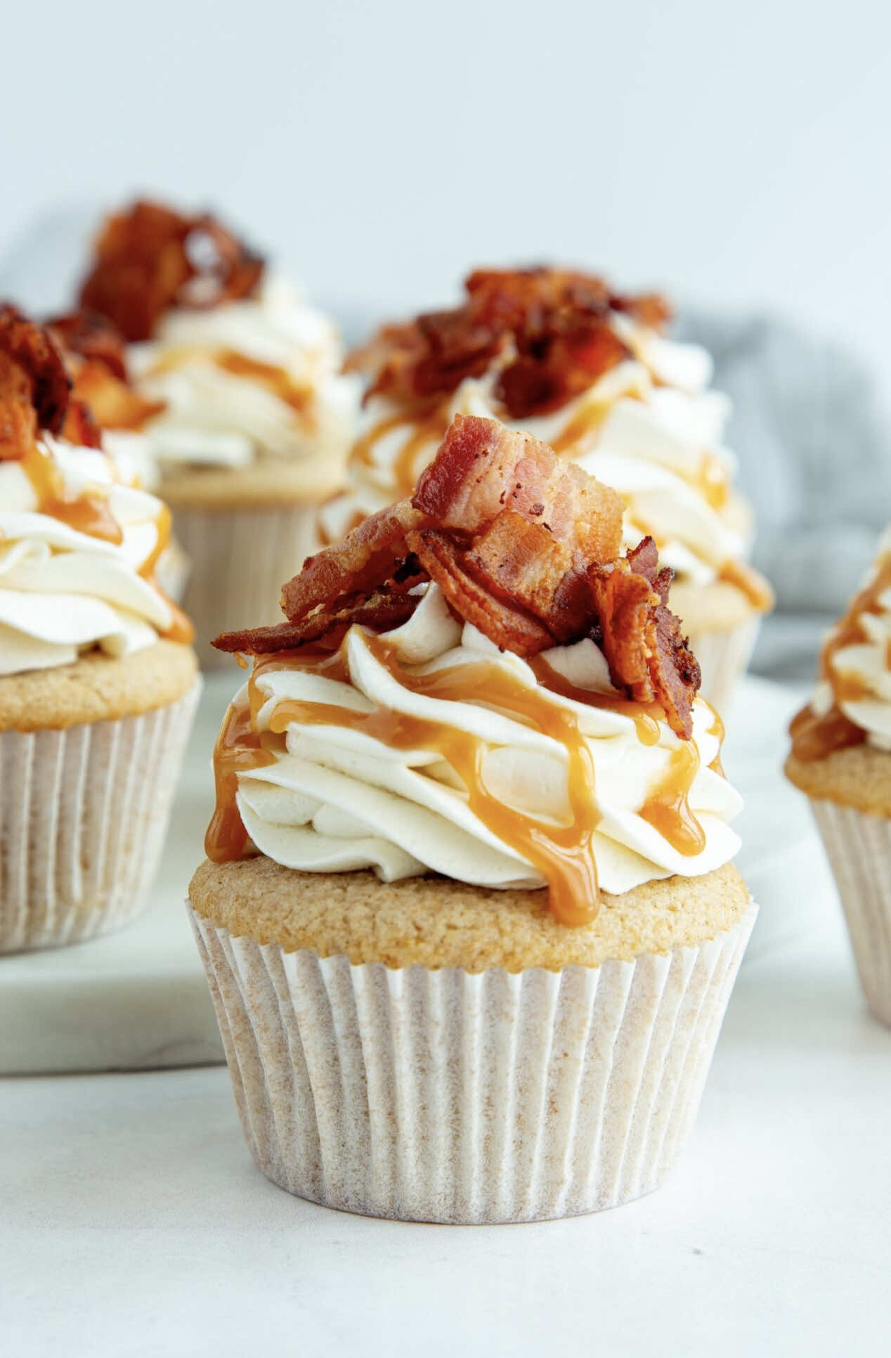 For when your sweet tooth and your breakfast cravings team up 😍 Find the recipe for these maple bacon cupcakes on cakemehometonight.com!