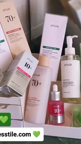 Vi presento i due set ricevuti da @yesstilexanua del brand coreano ANUA, leader nel settore della skincare Coreana  ✔️SKIN RELIEF SET  utile per lenire i rossori, rosacea e pelle problematica con imperfezioni acneiche composto da: 📌Heartleaf Pore Control
 Cleansing Oil 200ml Olio detergente che riduce efficacemente l'eccesso di sebo,  rimuove trucco, crema solare e impurità e lenisce la pelle irritata grazie all' estratto di Heartleaf. Adatto anche a quella più sensibile. 

 📌 HEARTLEAF QUERCETINOL CLEANSING FOAM 150 ml È una #schiumadetergente adatta per una #detersionedelicata dall'effetto idratante, aiuta a esfoliare delicatamente le cellule morte della pelle e rimuove anche le impurità dei pori. La mia pelle è risultata fresca, detersa e idratata, pronta ad assorbire i successivi trattamenti. 

 📌 AZELAIC ACID 10 HYALURON REDNESS SOOTHING SERUM 30ml Mi sono innamorata di questo siero acquoso lenitivo che, senza istruire i pori, lenisce e calma rossori nelle zone problematiche. Adatto e ideale  per pelli sensibili e irritate. Il secondo set è il  ✔️ KOREAN GLASS SKIN ESSENTIAL SET composto da 📌RICE 70 GLOW MILKY TONER, un tonico che grazie a #niacinamide e #ceramide, illumina, idrata e dona un bel colorito uniforme ed effetto #glass anche alla pelle più delicata. 📌NIACINAMIDE 10 TXA 4 SERUM Lo trovo ottimo nella texture acquosa ed efficace per attenuare le macchie scure da iper pigmentazione solare e post acneiche. Effetti visibili davvero in breve tempo. 🫵 Tutti i prodotti che vi ho presentato, e molti altri, li trovate sul sito  www.yesstyle.com codice sconto ELENA333 @anua_global @YesStyle  #yesstile #yesstyleinfluencers #anua #niacinamide #KoreanSkincare #GlassSkin #hyperpigmentation #KBeauty #iperpigmentazione #SkinClarity #RiceWater #rossore #rosacea #redness #pellesensibile #sensitiveskin #barrieracutanea #brightening #PorwControl #oliodetergente #CleansinOil #schiumadetergente #skincare #acne #beautyroutine #barrieracutanea #AnuaGlow25