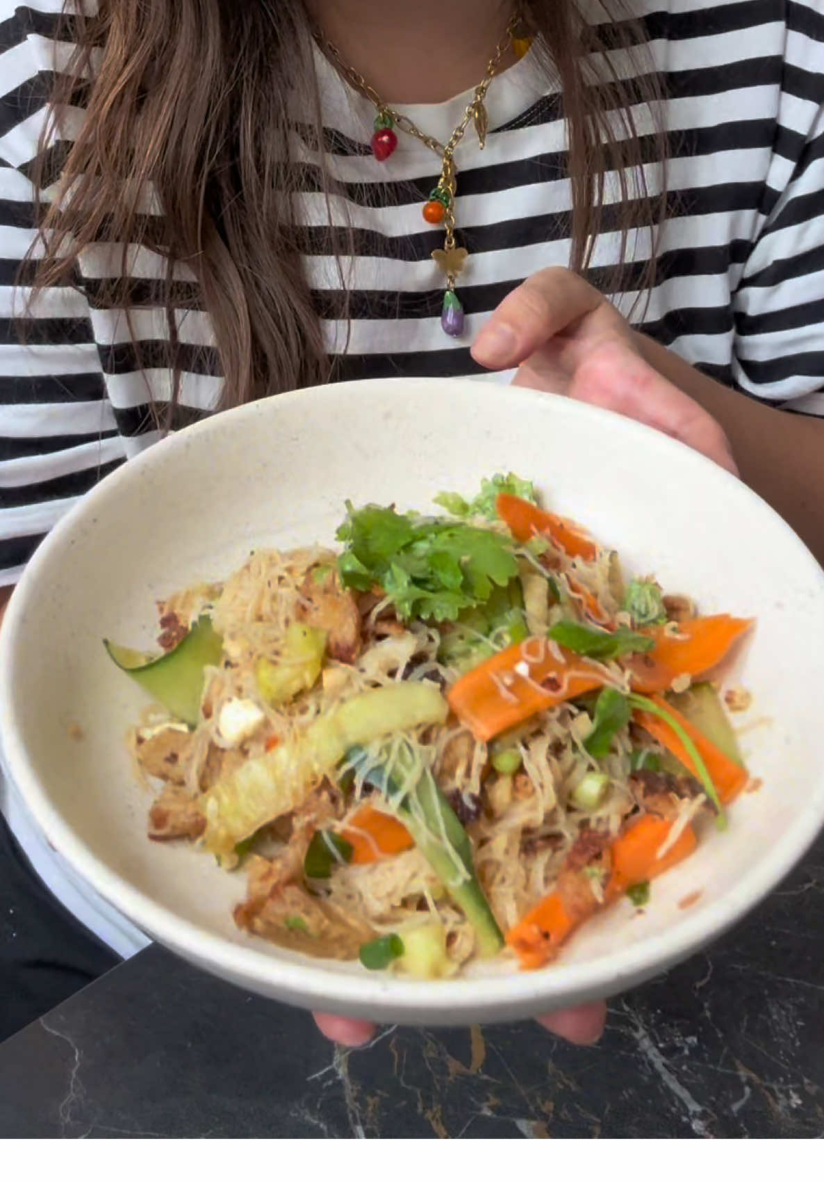 🥢 Salade de vermicelles fraîche & parfumée ✨ Pour 2 personnes Ingrédients : 	•	100 g de vermicelles de riz 	•	1 carotte 	•	½ concombre 	•	2 cébettes 	•	150 g de protéines végétales (ou tofu, poulet, crevettes…) 	•	1 c. à s. d’huile de sésame (pour la cuisson) 	•	Une belle poignée de coriandre fraîche 	•	Cacahuètes ou noix de cajou concassées Sauce : 	•	3 c. à s. de sauce soja 	•	1 c. à s. d’huile de sésame 	•	Le jus d’½ citron vert 	•	1 c. à c. de sucre roux 	•	1 gousse d’ail râpée ou pressée Instructions : 	1.	Réhydrate les vermicelles avec de l’eau chaude, couvre 5 à 10 min puis égoutte. 	2.	Coupe finement la carotte, le concombre et les cébettes. Mets-les dans un grand bol. 	3.	Fais revenir la protéine choisie dans une poêle avec l’huile de sésame. 	4.	Mélange tous les ingrédients dans le bol. 	5.	Prépare la sauce en mélangeant sauce soja, huile de sésame, jus de citron vert, sucre roux et ail. 	6.	Verse la sauce, ajoute la coriandre fraîche et parsème de cacahuètes ou noix de cajou concassées. 	7.	Mélange bien et déguste immédiatement 🌿🥢