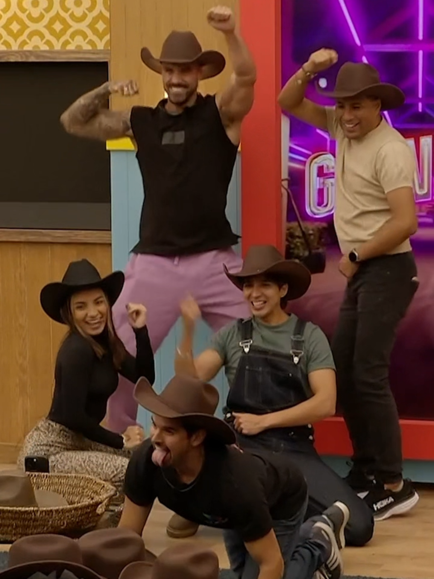 Los creadores de contenido elevaron la experiencia de #LaGranjaVIP #TikTok y no se podían ir sin hacer mi trend. 🤠🔥👨🏻‍🌾👩🏻‍🌾 Nos vemos este domingo 12 de octubre a las 8:00 P.M. por #AztecaUNO. 🚜 Transmisión 24/7 en #DisneyPlus experiencia completa. Durante dos semanas podrás disfrutarla en mis redes: 🌐Sitio Web 📱App TV Azteca En Vivo 💻YouTube