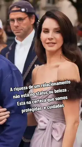 Lana Del Rey e seu marido na semana de moda de Paris.#relacionamento #amor #lanadelrey 