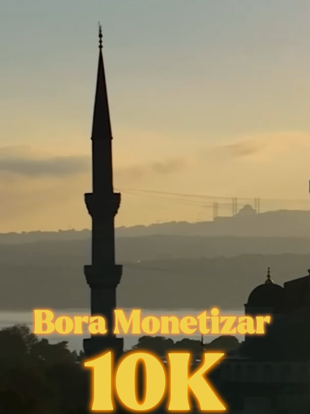 Parte 2- Istambul não é uma cidade que se encaixa em definições simples. Ela é um paradoxo vivo, uma encruzilhada da história onde os ecos de impérios colidem com a batida de uma metrópole moderna. Estar em Istambul é sentir o peso do tempo sob seus pés e, ao mesmo tempo, ser arrebatado por uma energia que é implacavelmente presente. É uma cidade que te seduz, te confunde e, finalmente, te conquista por completo. A alma de Istambul reside no chamado para a oração que ecoa pelos seus vales, uma melodia que parece unir o céu e a terra. É um som que viaja no tempo, vindo dos minaretes da Mesquita Azul e se misturando com a história silenciosa da Hagia Sophia. Estar na praça entre esses dois gigantes é sentir a tensão e a harmonia de milênios de fé, poder e arte. A Hagia Sophia, com sua cúpula que parece flutuar, não é apenas um edifício; é um testemunho da capacidade humana de alcançar o divino, um espaço que já foi o centro do cristianismo e do islamismo, e que hoje guarda as memórias de ambos. Mas a verdadeira vida de Istambul pulsa em suas ruas e em suas águas. É o fluxo constante de pessoas atravessando a Ponte de Gálata, onde pescadores lançam suas linhas com a cidade antiga como pano de fundo. É o cheiro de peixe grelhado misturado com o aroma de milho assado. É o ritual de tomar um chá forte em um copo em forma de tulipa, observando as balsas que costuram incansavelmente a Europa e a Ásia, um balé aquático que nunca para. A cidade te convida a se perder. Perder-se no labirinto do Grande Bazar não é apenas sobre compras; é uma imersão sensorial, uma caça ao tesouro onde cada corredor revela uma nova cor, um novo cheiro, uma nova textura. Perder-se nas ruas íngremes de bairros como Balat é descobrir um outro lado de Istambul, com suas casas coloridas e desgastadas, crianças jogando bola e roupas secando ao vento, uma cena que parece intocada pelo tempo. Istambul é uma cidade de camadas. Sob a grandiosidade dos palácios otomanos, há as fundações de Bizâncio. Sob o caos do trânsito, há a calma de um pátio de mesquita. Sob a fachada moderna, há a tradição de uma hospitalidade que te faz sentir em casa, mesmo estando no cruzamento do mundo. Visitar Istambul é descascar essas camadas, e a cada uma delas, encontrar uma nova razão para se apaixonar por sua beleza complexa, caótica e profundamente humana. #10k #creatorsearchinsight #monetizartiktok #boramonetizar #moneytok #monetizar #20k #creator #1000millionsviews