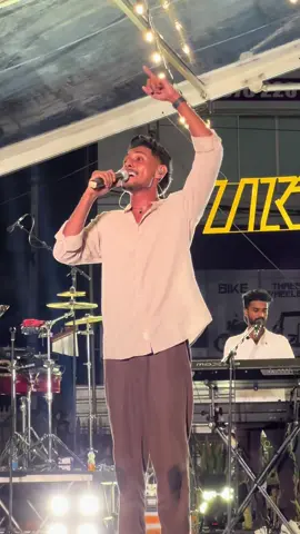 මට ආයෙ ඕනා නුඹ ගාව ඉන්නෝනා 🥺♥️ @Raveen Tharuka  #handewaka #handewakaconcert #raveentharuka #fyp #viral 