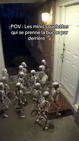 Les minis squelettes qui se prenne la buche par derrière 🪵 #clashroyale 