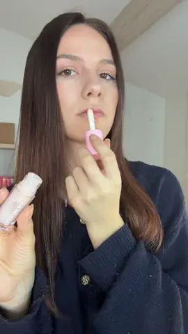Découvrez cette huile enrichie en huiles naturelles, qui hydrate et nourrit vos lèvres en profondeur. Un essentiel à avoir dans sa trousse ! Et vous, quel est votre indispensable ?👄 #lip #lipoil #makeup #beautyroutine #fyp 
