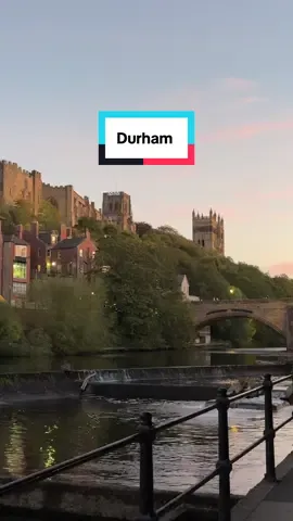 With over 17000 students, a historic cathedral and an amazing nightlife. Durham is definitely worth a visit if your in the area. Just be aware of the hills you have been warned #strollingwithjames #durham #city 