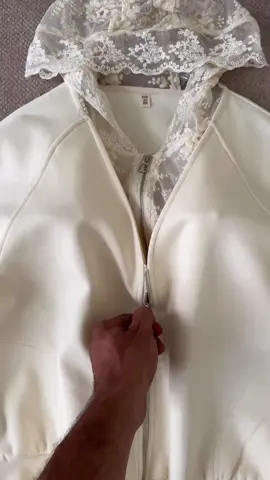 👗 أزياء أزورا 👗 👚 55 ألف – سوت موديل (فيكتوري دانتيل) ▫️ خامة دبل خيط بهارية فاخرة مبطّنة ▫️ تفاصيل دانتيل تضيف لمسة أنثوية راقية ▫️ طول السويتر: 65 سم ▫️ طول الكيلوت: 100 سم ▫️ القياسات: فري سايز يلبس للـ44 🧩 حزورة اليوم: شي إذا لبستيه حسّيتي بالدفا، وإذا خلعتيه ضاع الجمال... شنو هو؟ 🧣💭 📩 للحجز والاستفسار راسل الصفحة أو الاتصال على: 07700375445 🚚 توصيل لجميع محافظات العراق +5 آلاف ✨ أزياء أزورا … لمسة أنثوية تكتمل بأناقتك ✨