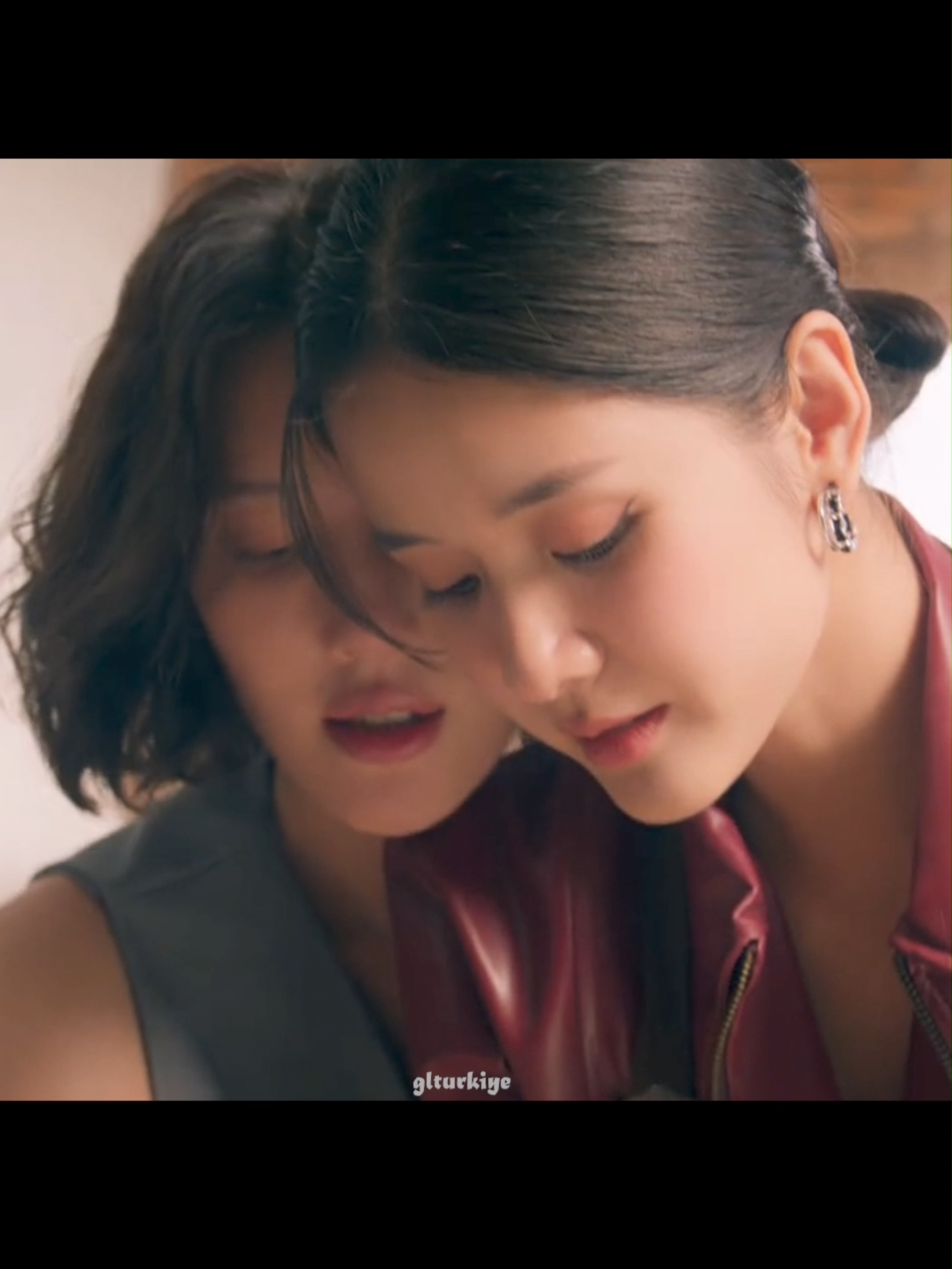 These couple insane 🫠🫠🫠 #QueendomTheSeries #Queendom #LinnPraew #wanmaisaifon #fypage #thaigl #foryou #foryoupage #fyp #keşfet #gl #glturkiye #wlw #yuri #gledit #meme #keşfetteyiz