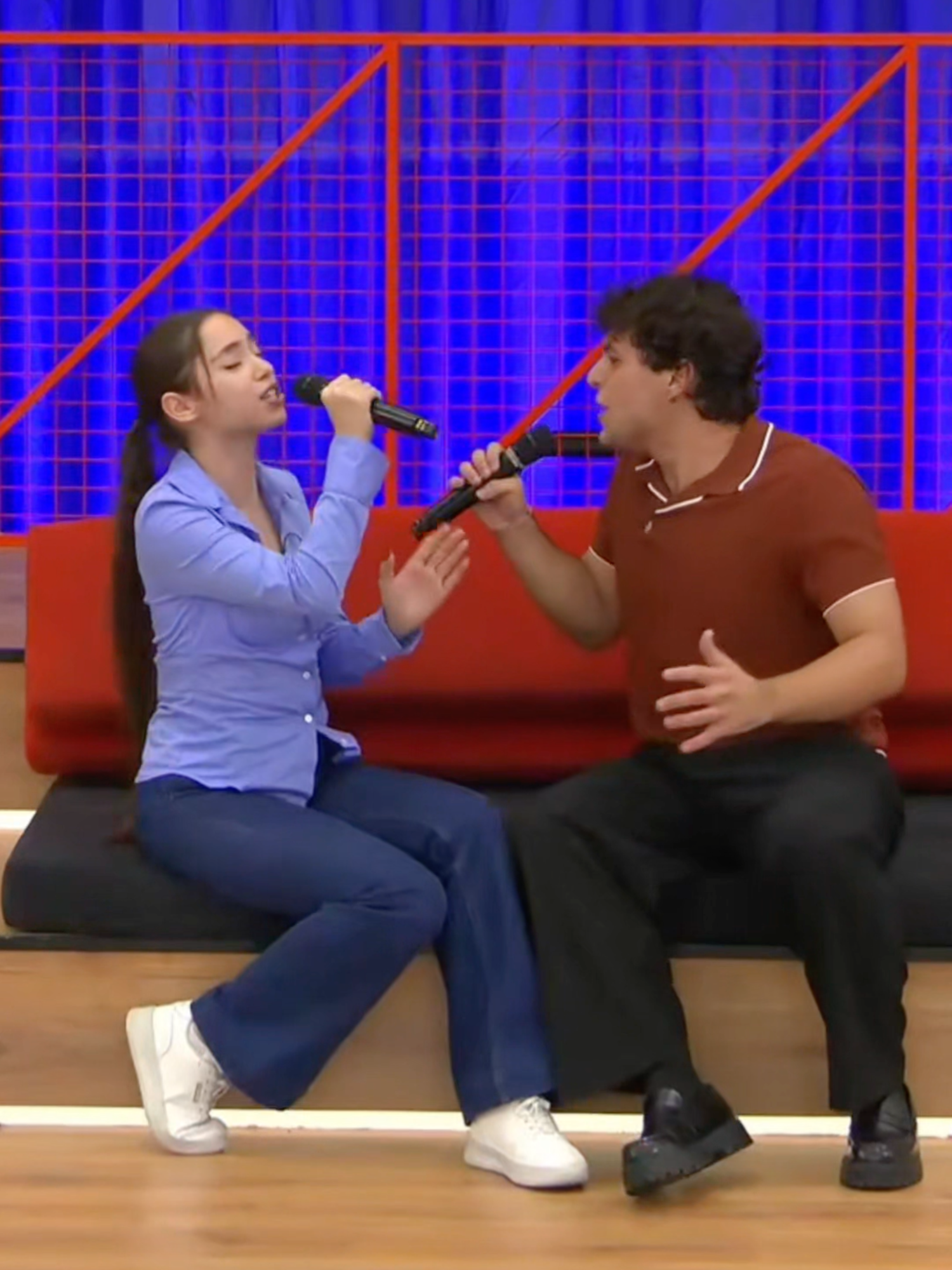 💙 @tinho.ot2025 y @judit.ot2025 cantan “DIE WITH A SMILE” en el PRIMER PASE de MICROS de la GALA 4 de #OT2025 🎶⭐️ Podéis verlo COMPLETO en #ConexiónOT9O en @primevideoes 👀