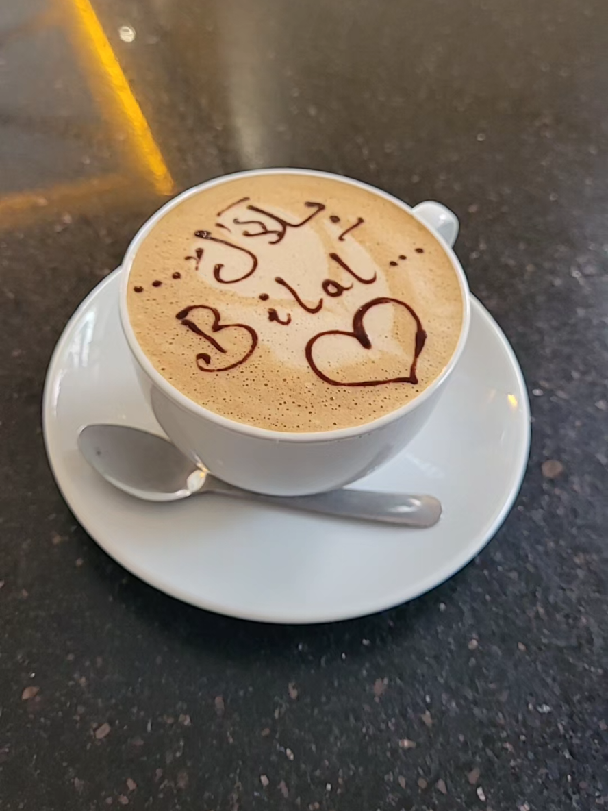 إسم بلال مكتوب على القهوة ❤️