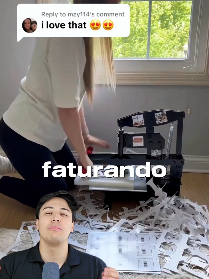 💡 Ela transformou lembranças em um negócio que fatura mais de 40 mil dólares por mês! 😱 Com ímãs personalizados, trabalha de casa e recebe pedidos do mundo todo. Quer saber como começar também? Comenta “quero começar” 👇 Siga o perfil: @iaeinvestiria #negocios #empreendedorismo #negocioslucrativos #rendextra #personalizados #artesanato #ideiasdenegocios #negocioemcasa #imaspersonalizados #tiktoknegocios