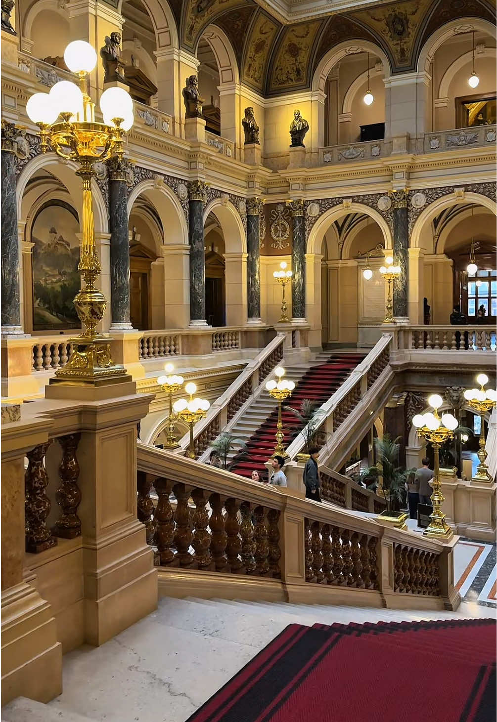 🇨🇿 National Museum Prague — history and beauty under the same roof 🏛️✨ #prague #narodnimuzeum #czechrepublic #praguecity #praguetravel 