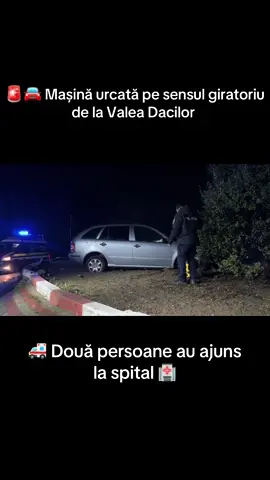 🚨Accident la ieșirea din Valea Dacilor spre Siminoc!🚑🚔 Un autoturism s-a urcat pe sensul giratoriu — două persoane, conștiente și cooperante, au fost transportate la Spitalul Județean Constanța.