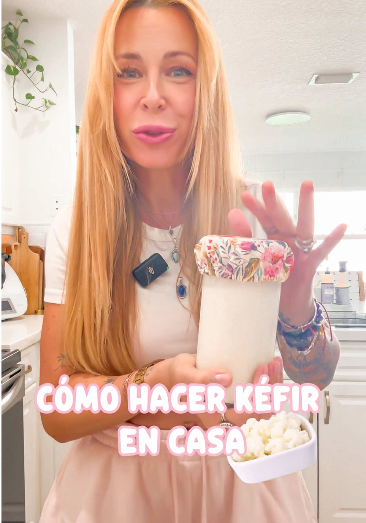 Cómo hacer kéfir casero ¡muy fácil! con búlgaros o nódulos de leche.  El kéfir de leche está lleno de probióticos vivos que fortalecen el sistema inmunológico, mejoran la digestión, equilibran la flora intestinal y hasta favorecen la salud de la piel y la energía. Tomarlo a diario ayuda a depurar el cuerpo, mejorar la absorción de nutrientes y mantenernos más conectados con nuestro bienestar natural. Lo más importante que debéis saber antes de empezar este proceso es que cada día tenéis que sacar el kéfir y alimentarlo de nuevo 🤭 no podéis dejarlo con la leche más de 24 horas porque se pondría muy muy ácido y no estaría rico, tampoco es bueno para ellos porque no comerían lo suficiente  y los podéis perder… y si tienes que viajar o no quieres tomarlo durante unos días, los puedes dejar unos días en el frigorífico, nunca dejarlo fuera.  Si tenéis alguna duda podéis dejarme un comentario 🥰