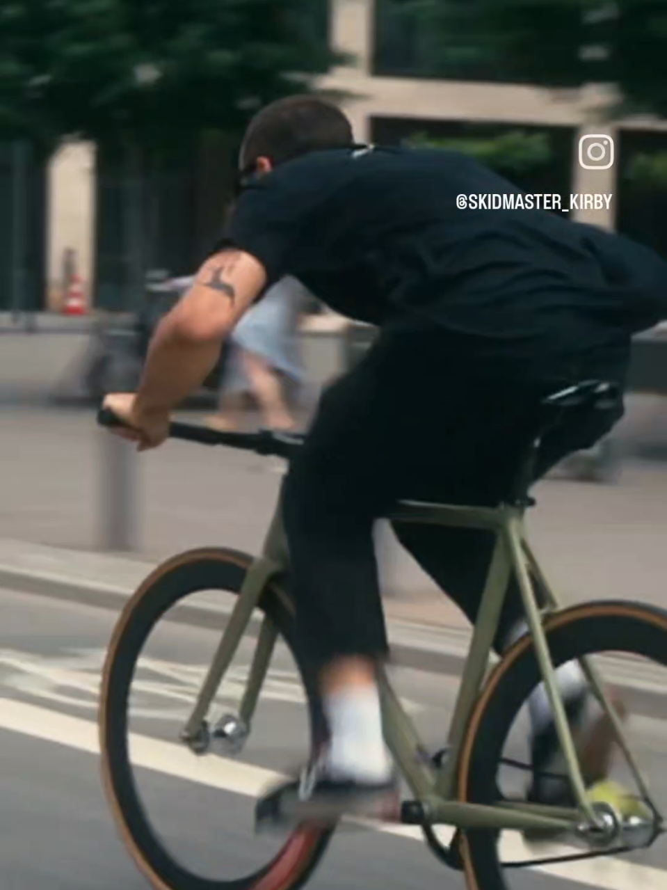 follow to join the journey of the skidmaster  #brakeless #fixie #fixedgear #cycling 