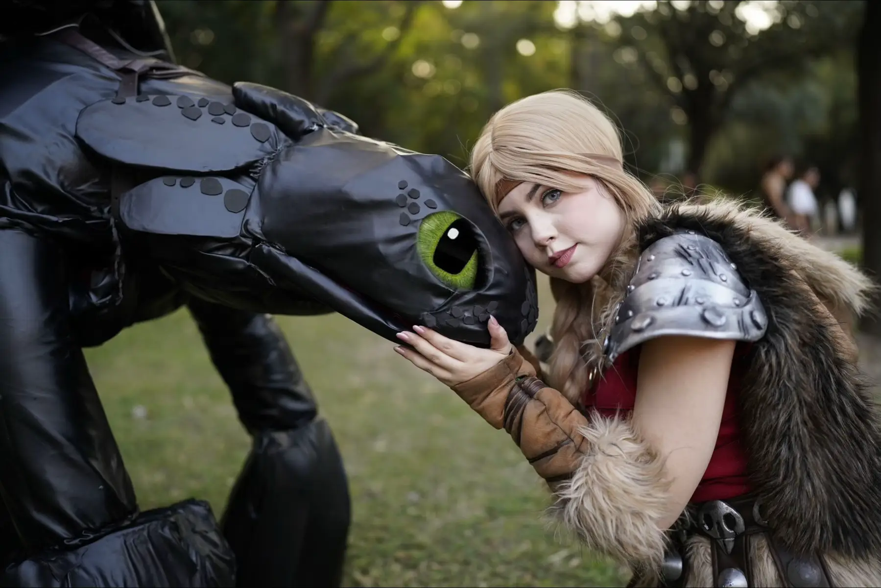 Amando estas fotos de la desertcon con @Marchante y @Ozzi Inthehouse 🖤✨ #howtotrainyourdragon #astridhofferson #comoentrenaratudragon #cosplay #nanytrevi 