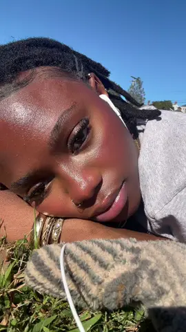 I’m loving the weather #glowingskin #locgirlies #fallseason #peaceofmind 