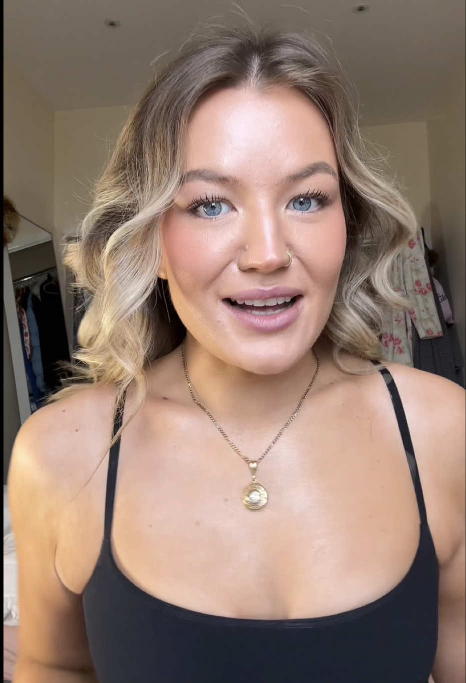 Me before EVERY pub night from now on!! 🤯💛 #vaseline #vaselineglow #nightout #pubnight #glow 