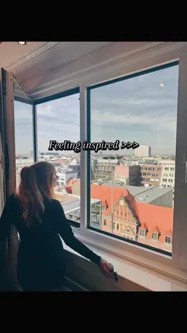 Truly nothing like this feeling especially if you’re in the creative space  ✈️🌆🚞🇬🇧🇩🇪🎨🖼️📝🚲🎶 So many times I feel the noise and clutter of the daily grind, when I really just want to look out the window and listen to the sounds, soak up the languages, feel the music, appreciate beauty in art and travel. As a study abroad girlie 🇫🇷, I could seriously cry at how it feels to immerse yourself in another culture and then come back home & rediscover how you’ve adapted. Trying to incorporate some of this romanticism and insipiration into everyday life. Share your fav ways to romanticize your life! #romanticizeyourlife #feelinginspired #travelinspo #creativeinspiration #scottstreet 