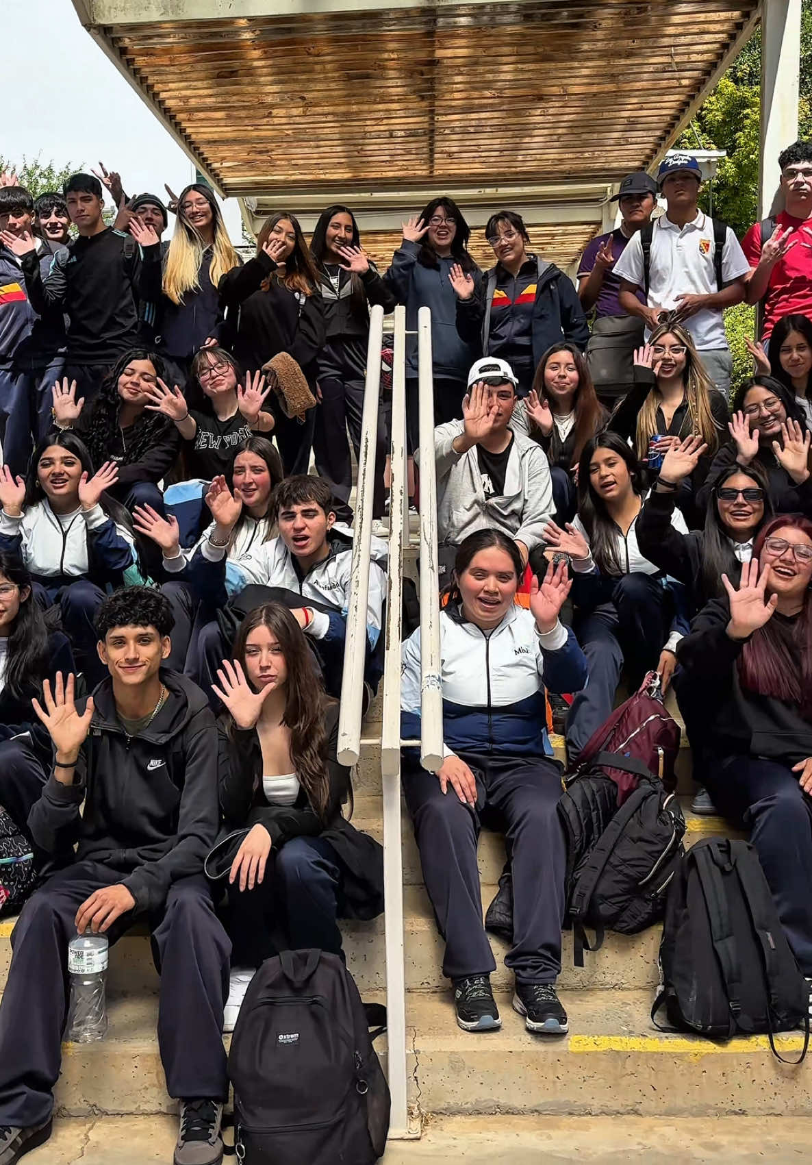 📚 ¡Este martes tuvimos nueva visita en nuestra Escuela! 📹 Recibimos a estudiantes del Colegio Leonardo Murialdo quienes tuvieron la oportunidad de participar de una charla de nuestro director, conocieron las instalaciones y el Campus Curauma PUCV 😍🎓 #visitadecolegios #leonardomurialdo #enseñanzamedia #periodismo #curauma 