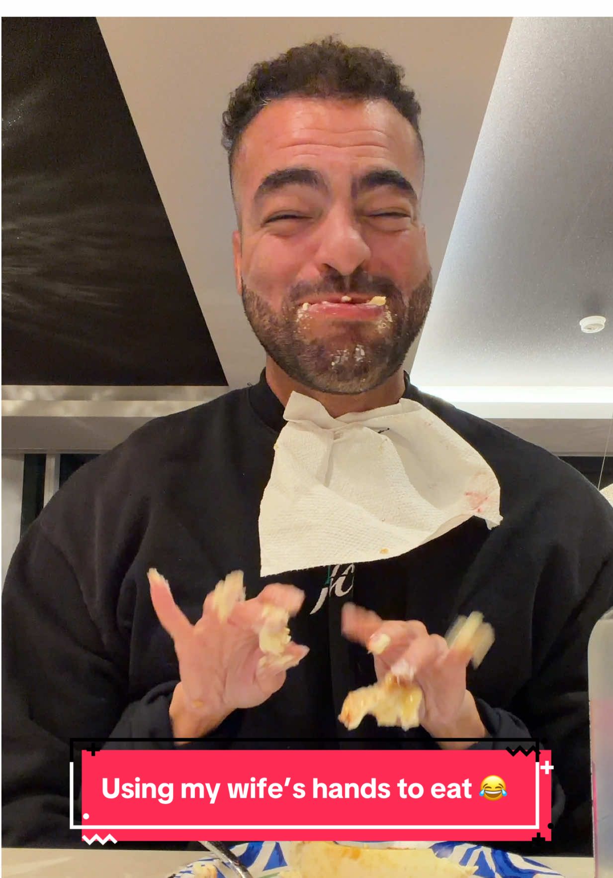 Finger lickin good!! 🤣 @Marissa Van Noy #eatingwithhands #couplecomedy #datenight #vibinwithvannoys 