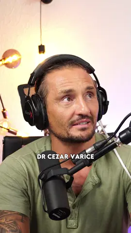 🩸 Sângele apă nu se face... dar poate stagna. Picioare grele? Varice? Vene proeminente? Află de ce apar și ce poți face! În cea de-a treia parte din seria dedicată sănătății venelor de pe canalul meu de YouTube, am pregătit pentru tine explicații clare și 10 soluții practice pe care le poți aplica chiar de azi. Descoperă acum: De ce apar varicele și ce rol joacă moștenirea genetică Cum identifici stadiul bolii (CEAP) Ce mișcare ajută și ce agravează Ce să mănânci, ce obiceiuri să schimbi și ce suplimente ajută Cum previi complicații grave: tromboze, cheaguri, embolii Găsești link în bio. . . . #DoctorCezar #DrCezar #SanatateaVenelor #GhidCardiovascular #Varice #Solutii #Recomandari #Preventie #StilDeViata #IatiSanatateaInPropriileMaini #foryou #fyp