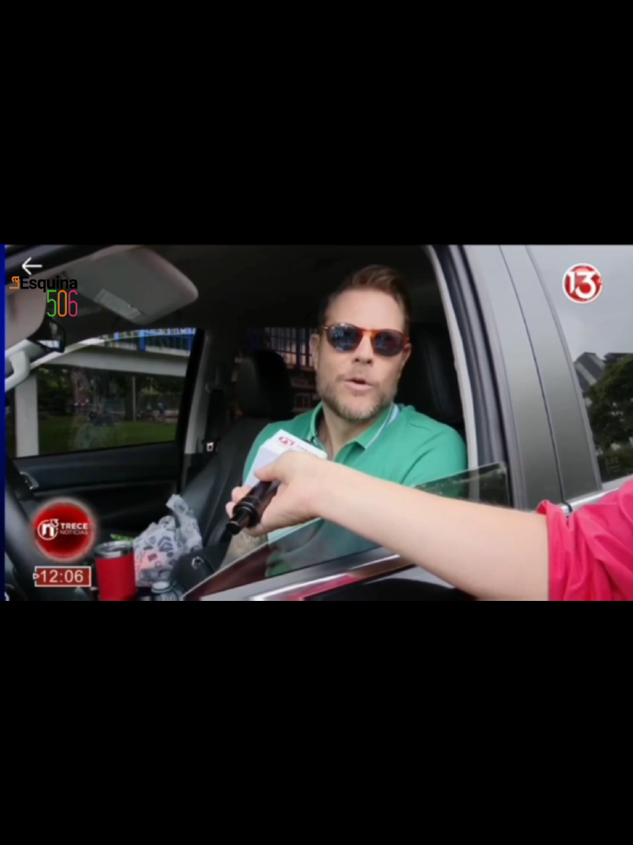 🚨 El carro de Mauricio Hoffmann tenía todo vencido… ¡y ni siquiera era suyo! 🤯 Aquí está el video del momento exacto en que la Policía de Tránsito le decomisó el vehículo al presentador de De Boca en Boca mientras Canal 13 transmitía en vivo el operativo desde las cercanías de La Sabana. Según confirmaron las autoridades, el carro no tenía placas, marchamo ni revisión Dekra, y la placa provisional estaba vencida desde hace dos años. Hoffmann explicó que el vehículo no está a su nombre, sino que pertenece a una agencia para la que trabaja como embajador de marca, y que serán ellos quienes deban responder por la situación. 🎥 El decomiso quedó registrado en plena transmisión en vivo.
