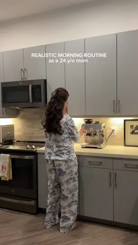 Since I’m on her schedule I just have little routines I do through the morning☕️ @Breville @Tower 28 Beauty @IT Cosmetics @Vichy Laboratoires @Hatch for Sleep @KORRES #momtok #morningroutine #mommorningroutine #postpartum #austintx 