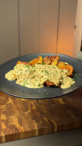 Ep 16 - Frango na mostarda e batata assada 🥔  Esse molho é muito fácil de fazer e coringa pra vários pratos! CUPOM lá em baixo! @Mueller Eletrodomésticos tá mandando ver Ingredientes:  •  2 peitos de frango 🍗   •  6 batatas pequenas  •  1 cebola 🧅   •  1 dente de alho 🧄   •  100ml de vinho branco 🍷   •  1 cx de creme de leite 🥛   •  Mostarda   •  Missô (opcional) Preparo:  •  Cozinhe as batatas 🥔 inteiras até bem macias  •  Tempere o frango 🍗 com páprica, sal e alho em pó  •  Grelhe o frango e na mesma panela refogue a cebola 🧅 e o alho 🧄   •  Adicione o vinho, creme de leite, shoyu, missô e mostarda.  •  Esmague as 🥔 batatas e leve ao forno com bastante azeite e sal  •  Tudo no ponto, monte o prato e aproveite! 😉  Independente de que prato for fazer, a @muellereletro tem os meus fogões preferidos e é uma honra ter eles aqui junto! 🎫 CUPOM em todo o site da Mueller: FELIPE10 😉  Aproveita e vai conferir!!