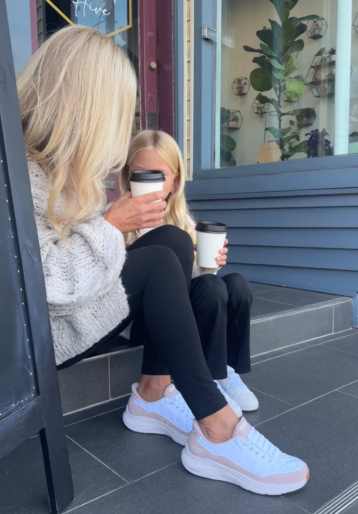 Designed to feel like your favorite slippers in or out of the house, Hands Free Slip-ins: Cozy Fit from @SKECHERS will be your favorite shoe for fall! 🍂 #SkechersPartner #SkechersSlipinsCozyFit