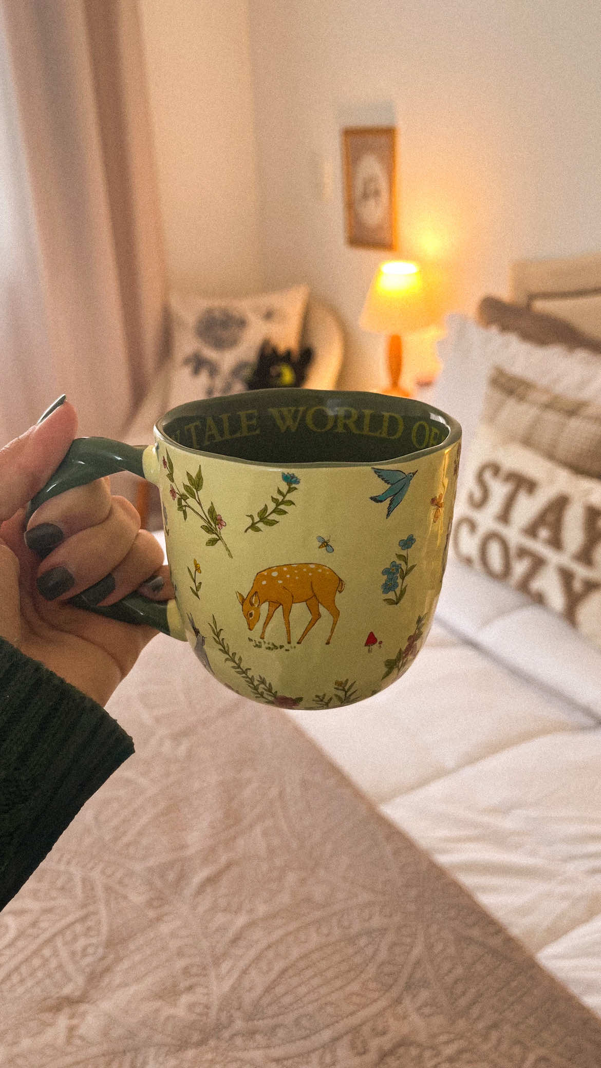 Esse vídeo é pra nós, jovens senhoras, que amamos manhãs calmas de chuva, com o cheirinho de café no ar e uma pitada de nostalgia.  #casa #cafedamanha #rotinadecasa #rotina #donadecasa 