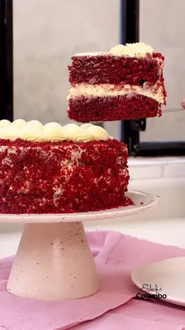 La Red Velvet ❤️no es una torta más. Ese rojo intenso aterciopelado, la esponjosidad perfecta y la crema suave… Una combinación que te  conquista con el primer bocado 🤤 Ingredientes ✍🏼Bizcocho Leche 120 ml + jugo de limon  Harina 0000 250 g Cacao amargo 1 cda Aceite Girasol  200 ml @Mundo Natura  Azucar 200 g Huevos 2 u Bicarbonato de sodio 1 cdita + vinagre 1 cda Colorante rojo Rocio vegetal Natura  ✍🏼Cubierta y relleno Manteca 280 g Azúcar impalpable 280 g Esencia de vainilla Queso firme  600 g  #paratii #Receta #recetas #pasteleria #redvelvet 