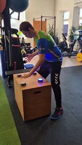Reaction exercises for handball goalkeepers. 🔥  IG: @curlycoach_ad