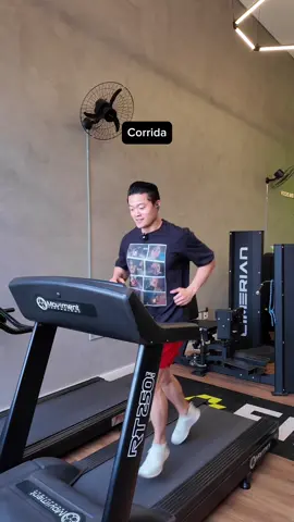 Corrida passo a passo ✅  Como correr corretamente ✅: ✅ pisar embaixo de você  ✅ desequilíbrio à frente ✅ postura de prancha  ✅ olhe para o horizonte  Não cometa esses erros ❌  ❌ oscilar verticalmente ❌ pisada à frente do corpo ❌ deitar o tronco
