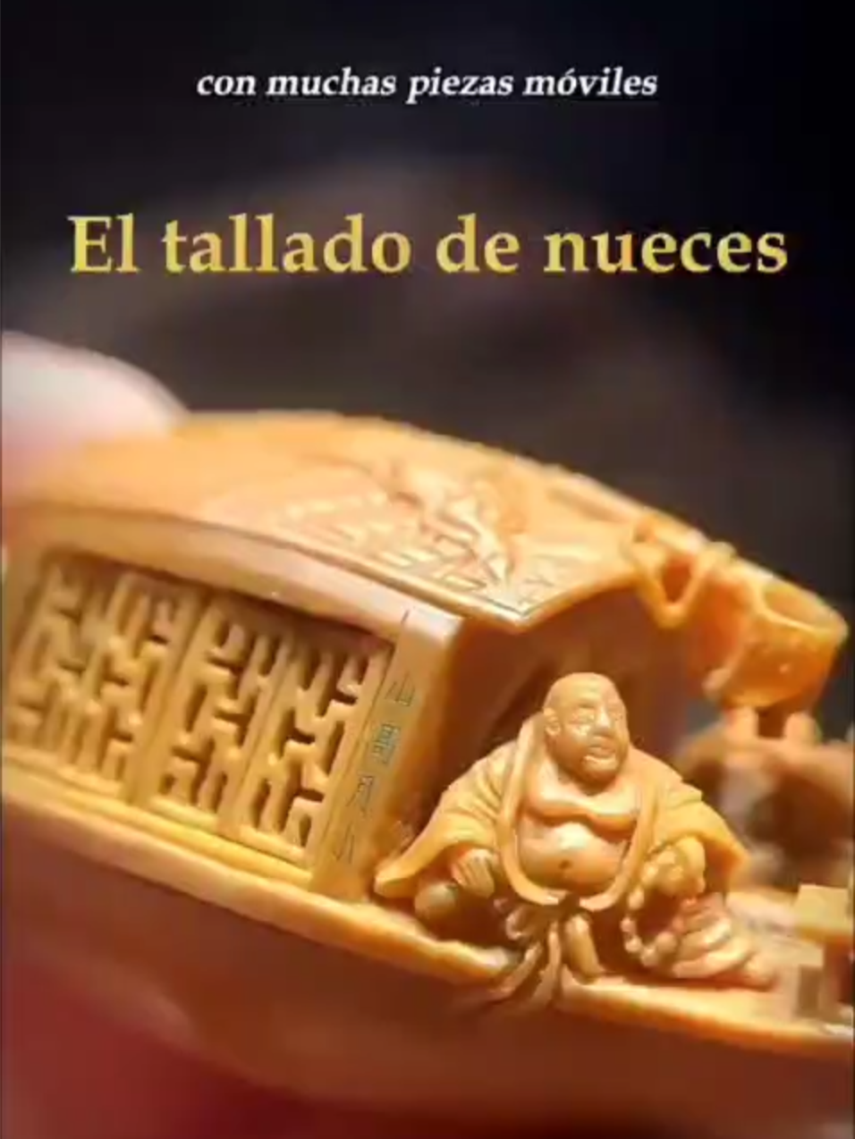 🎥“Miniaturas que cuentan siglos de historia” 🥠✨🇨🇳 🪵✨ Cada detalle, cada curva y cada gesto… tallados con una precisión milimétrica en una simple nuez. El tallado de nueces es una joya artesanal china que se remonta a las dinastías Ming y Qing, cuando los artistas transformaban lo pequeño en algo inmenso: historias, paisajes y leyendas esculpidas en miniatura 🌕🎎. Este arte no solo demuestra habilidad, sino también paciencia, espiritualidad y amor por la belleza interior 🍃. Una tradición que sigue viva, recordándonos que el arte verdadero no necesita grandeza, sino alma. 📲 Video original: Luz&vida #ArteChino #CulturaChina #TalladoDeNueces #ArtesaníaChina #HistoriaViva #MiniaturasDeChina #PatrimonioCultural #TikTokViral #ChinaAvanza