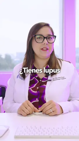 💜 ¿Si tengo lupus, mis hijos también lo tendrán? El lupus no se hereda directamente, pero sí puede existir una predisposición genética. 👉 Si uno de los padres tiene lupus, el riesgo para sus hijos es de alrededor del 10%. La epigenética explica cómo el ambiente y los hábitos pueden “activar o desactivar” genes: ⚠️ Estrés, tabaquismo, pesticidas, infecciones o falta de descanso pueden influir. 💪 Lo importante es prevenir: ✔️ Dormir bien ✔️ Comer limpio ✔️ Hacer ejercicio ✔️ Evitar el tabaco ✔️ Cuidar la piel del sol El riesgo existe… pero la prevención marca la diferencia. 🌿 👩🏻‍⚕️ Dra. Talia Díaz 📱 +52 81 1626 5330 📍 Hospital San José TecSalud COFEPRIS 2319012002A00406 #LupusInfantil #ReumatologíaPediátrica #Epigenética #PrevenciónLupus #SaludInfantil 