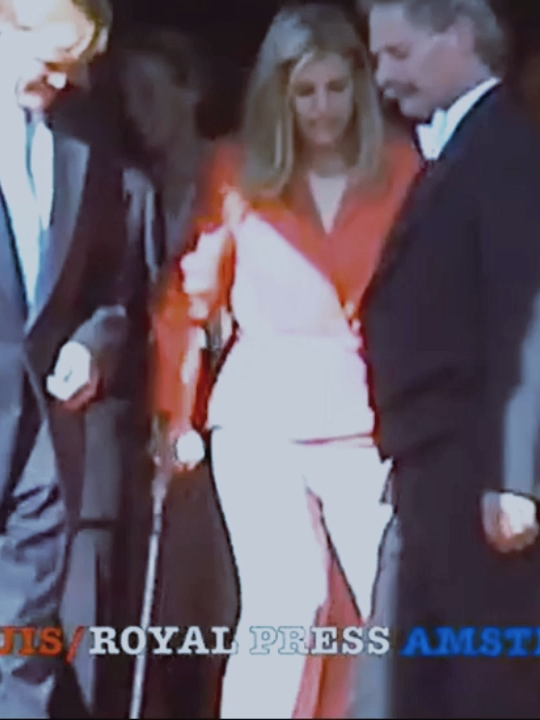 Queen Maxima mit Gipsfuß! #gipsfuß #cast #crutches #krücken #platre #gips #gesso